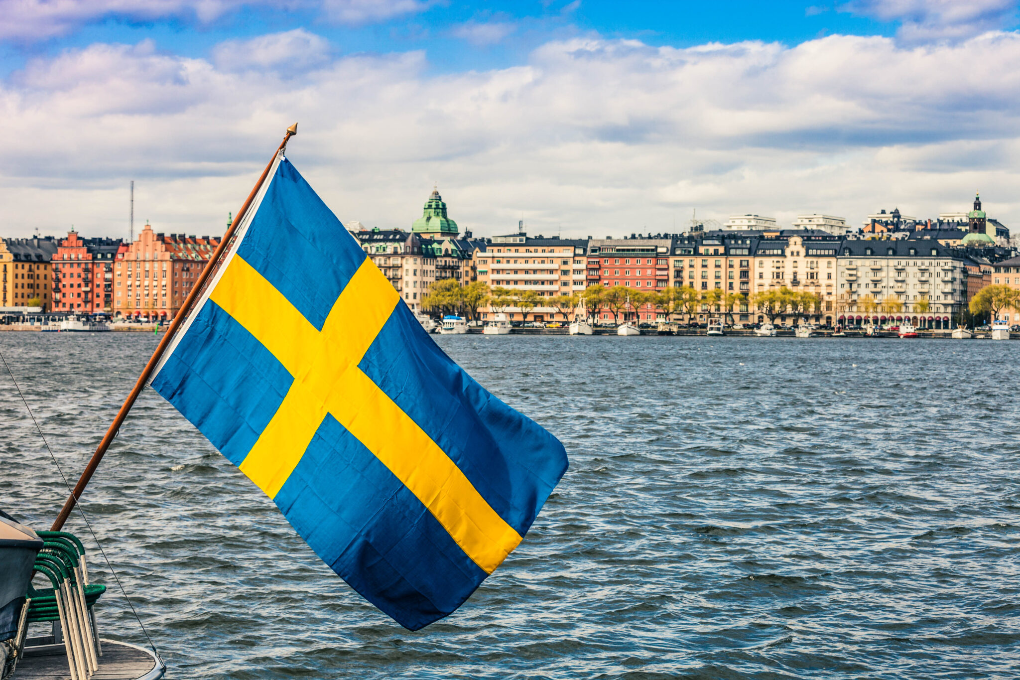Stockholm-Blick-auf-die-Innenstadt-und-die-schwedische-Flagge-iStock_64527691_XLARGE-2-2048x1365