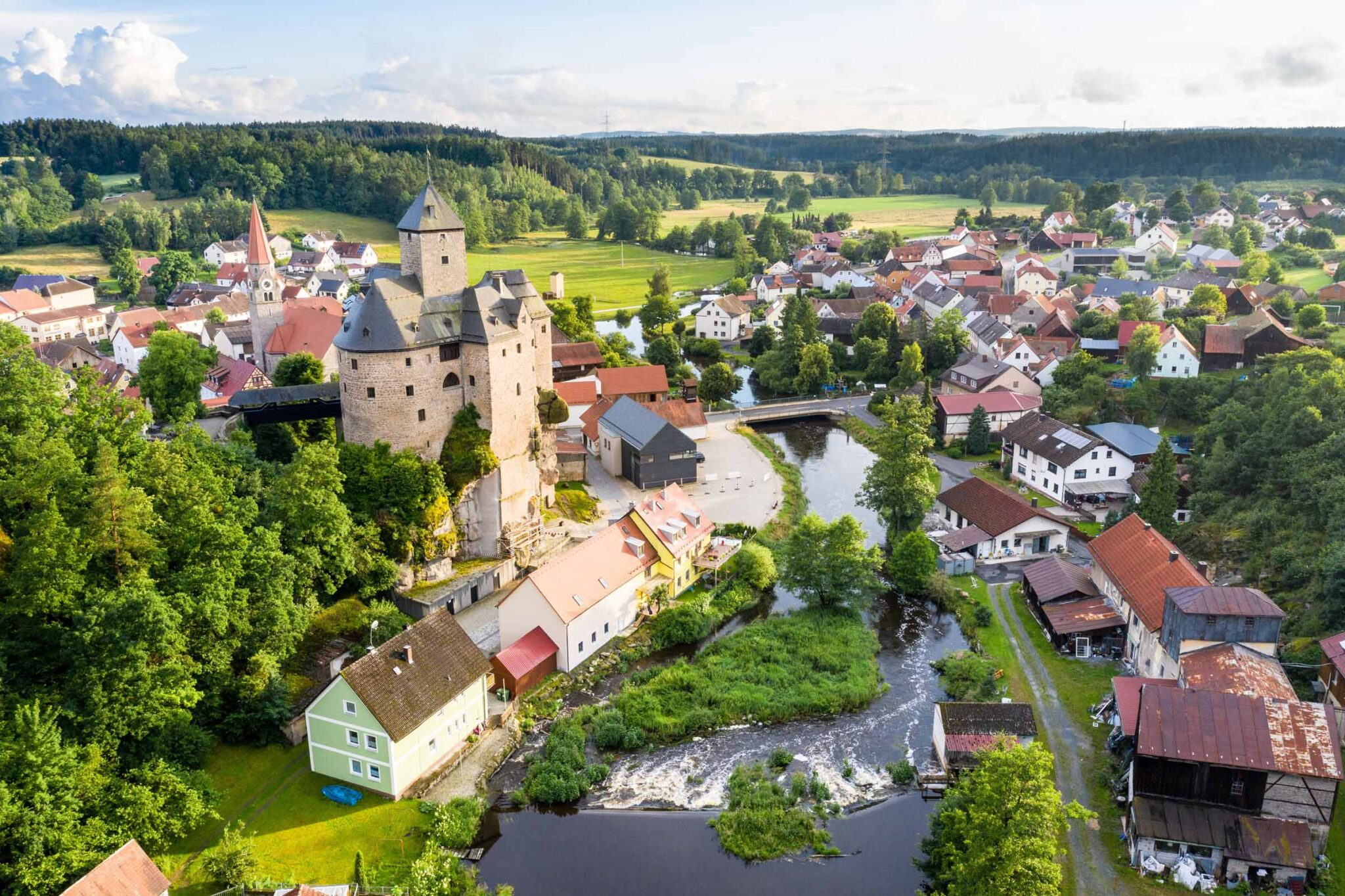 httpsdamdestinationone1510603bdae4be16e3d9b41526775f0353b139056949442dbd2efa2c1fddf2a0cddb5dbdrohnenaufnahme-burg-falkenberg-matthias-kunz_web-jpg-6-2048x1364-1